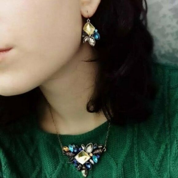 Blue Flower Rhinestone Crystal Vintage Gold Pendant Statement Necklace - Picture 2 of 7